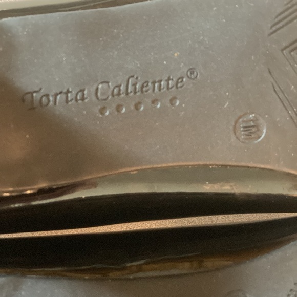 Torts Caliente size 11M black patent leather pumps 2 1/2” heels - preowned - Picture 11 of 11